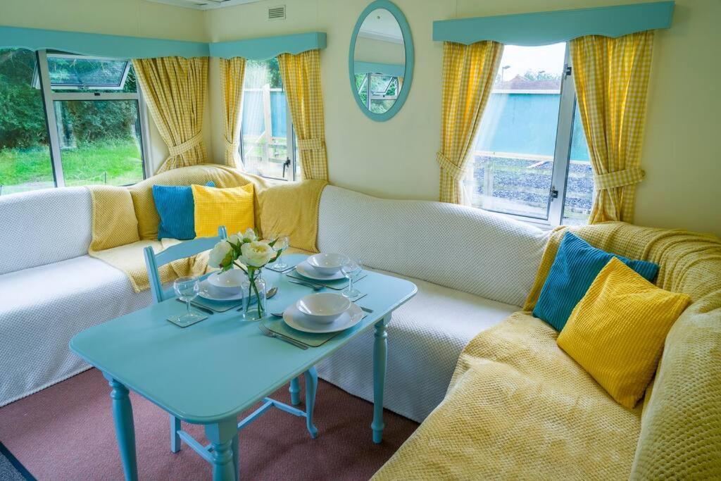Wind In The Willows: Sleeps 4, Kitchen, Bathroom, Lounge, Wifi Napton on The Hill Екстериор снимка