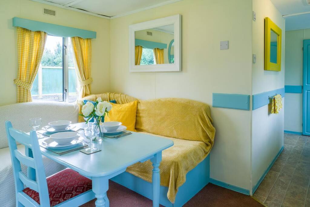 Wind In The Willows: Sleeps 4, Kitchen, Bathroom, Lounge, Wifi Napton on The Hill Екстериор снимка